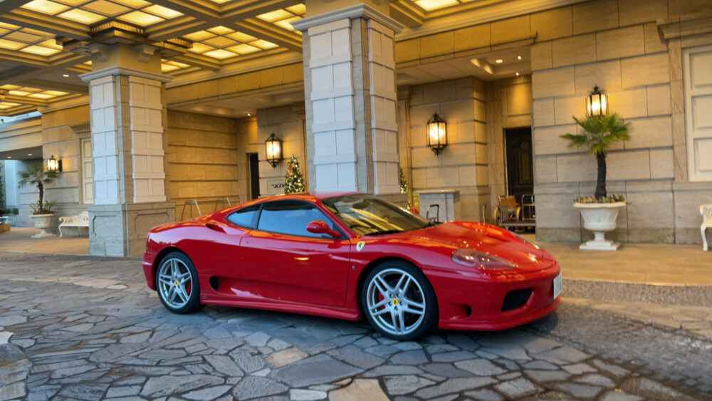ホテル前に停車している赤いフェラーリ